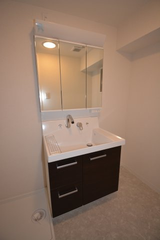 ダイアパレス本町【独立洗面台】３面鏡、収納力ある洗面化粧台