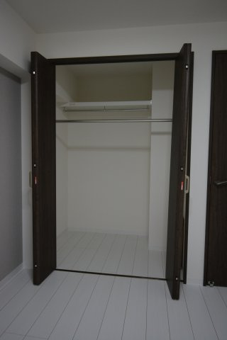 ダイアパレス本町【収納】奥行きのあるクローゼットで衣服をたくさん収納できます！！