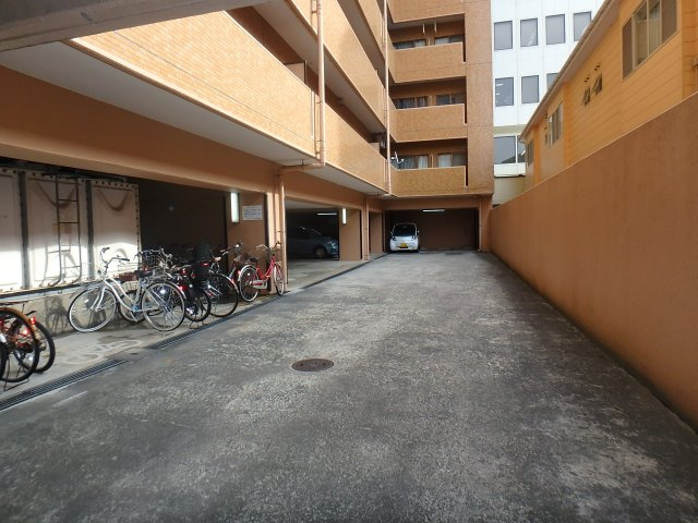 ダイアパレス本町【駐車場】