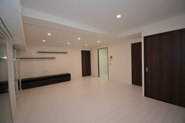 ダイアパレス本町【居間・リビング】作り付けのテレビ台、棚があります♪