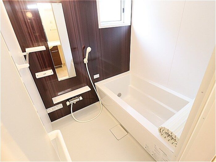 ドッググレイスコート【浴室】追い焚き給湯式浴室（小窓付）