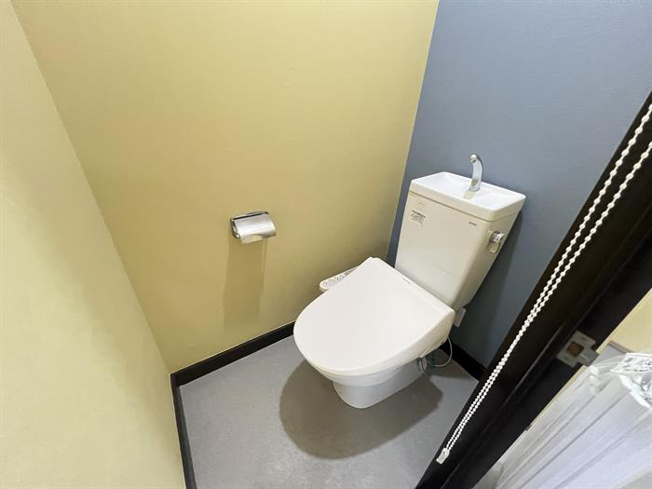 温水洗浄便座付きのトイレになります。