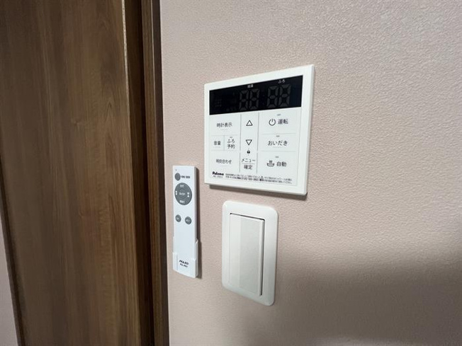 給湯器リモコンがついています。