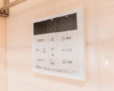 キッチンからリモコンで追い焚きが可能です。