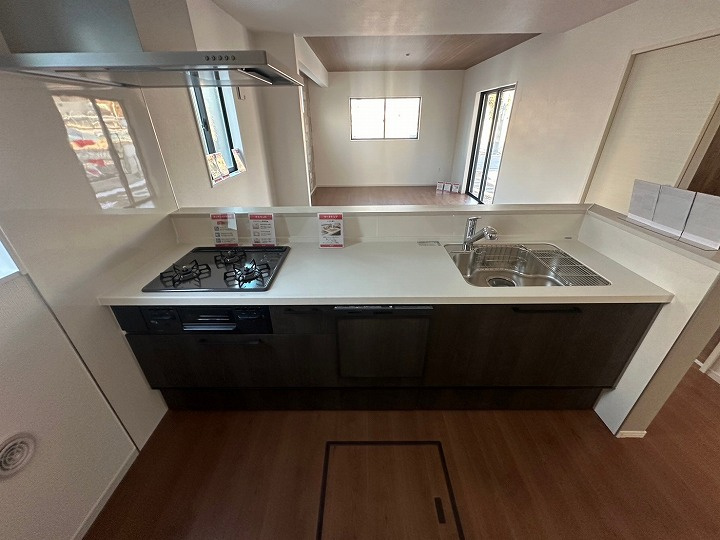 対面キッチンなので、調理や洗い物をしながらリビングダイニングを見渡せます。