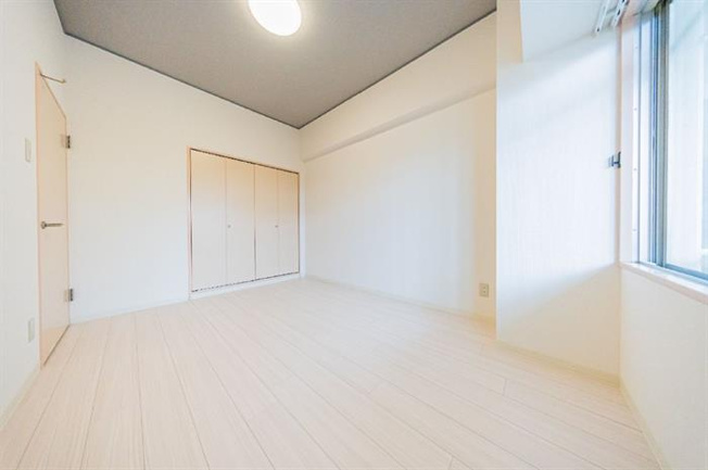 通路側洋室と廊下、和室に収納付いてます