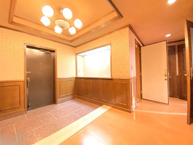 西洋の館に住んでいるかのような雰囲気の玄関です