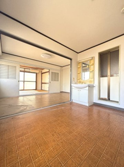 〜心地よい暖かなリビング〜
ご家族で過ごすリビングは穏やかな陽の入る南向き。
陽当りの良いリビングは家族の笑顔溢れる素敵な空間に♪