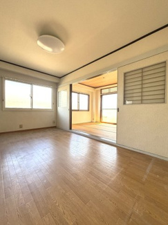 ～２面採光の明るいお部屋～
洋室は２面採光とする事で穏やかな陽が差し込む明るい空間となっております。
くつろぎのプライベート時間を明るい空間で穏やかにお過ごしいただけます。