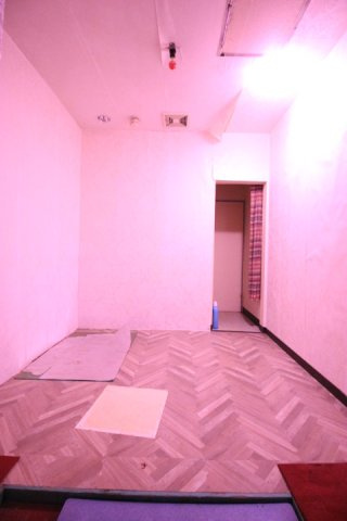 つくば市谷田部の店舗事務所【内装】更衣室とシャワールーム、奥にトイレがあります