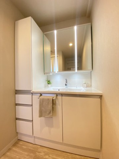 鏡の裏に隠れた収納スペースには歯ブラシや化粧品などの小物類をスマートに収納できます。 機能的で美しい空間を実現し、毎朝の身支度がスムーズに♪