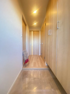 いつでも家族や来客を気持ちよく迎えられる、広々とした明るい玄関。 豊富な収納スペースで整理整頓がしやすく、第一印象から心地よい住まいに♪