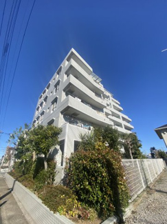 青空の下に映えるような外観が印象的なマンションです。
周囲との調和も感じられる佇まいです。