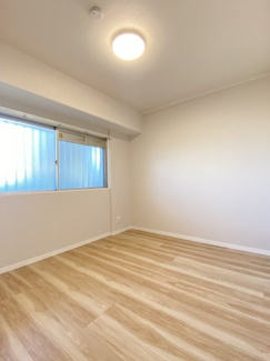 玄関横に位置します約5.7帖の洋室です。
広々とした空間で自由なレイアウトが可能。白を基調とした壁と天井が空間をさらに広く感じさせます。