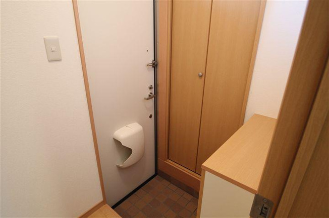 玄関にも大きめ収納！お荷物が多くても大丈夫！