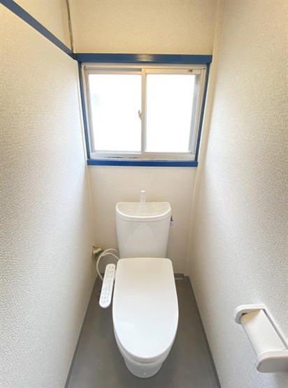 窓があり明るいトイレ