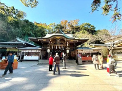 この神社は自然に囲まれた荘厳な雰囲気が魅力です。建物の美しいデザインと周囲の緑が訪れる人々に安らぎを与えます。参拝客が行き交う様子からも人気の高さが伺えます。