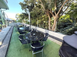 緑に囲まれたテラス席が広がり自然を感じながらリラックスできます。開放感あふれる環境の中で心地よいひとときを過ごせます。アットホームな雰囲気が魅力のこのスペースは多目的に利用可能です。