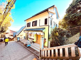 階段沿いに位置するカラフルな建物が目を引きます。周囲の豊かな緑が落ち着いた雰囲気を演出しています。明るい外観が訪れる人々に元気を与えてくれます。立ち寄りやすい道沿いにあるためアクセスも便利です。