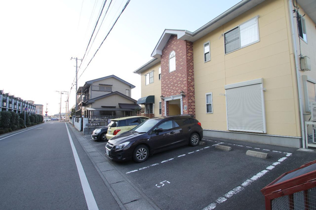 入り口側に駐車場あります。