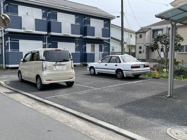メゾン八幡町【駐車場】