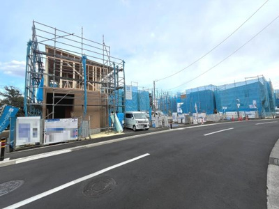 広々とした前面道路が魅力の新築現場です。整備された道路が周辺のアクセスをサポートします。新しいコミュニティが成長中のエリアです。ゆったりとした通行スペースが確保されています。