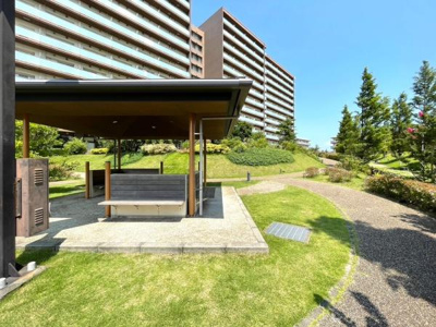 広々とした緑に囲まれた空間が魅力的です。快適な屋外スペースで心地よい時間を過ごせます。高層マンションが背景に位置し開放感を感じられます。周囲の整備された環境が快適な住まいを演出しています。