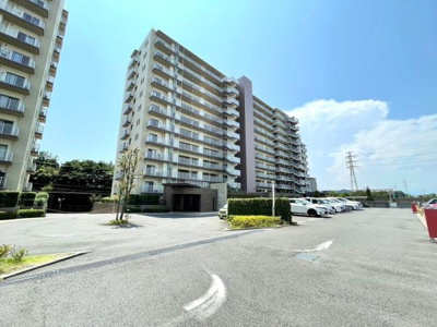 広々とした外観が印象的なマンションです。日当たりの良さが期待できる高層階も魅力です。落ち着いた色調のファサードが上品さを演出しています。エントランスはシンプルで機能的です。