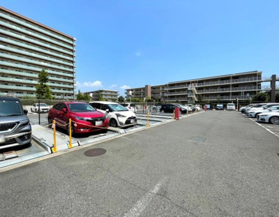 魅力的なエントランスが迎えるマンションです。広々とした敷地に美しい庭園が広がっています。周囲には緑が多く落ち着いた環境が魅力です。都市生活者におすすめのロケーションです。