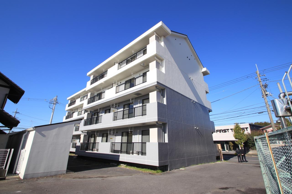 鉄筋コンクリート造4階建てのマンションです
