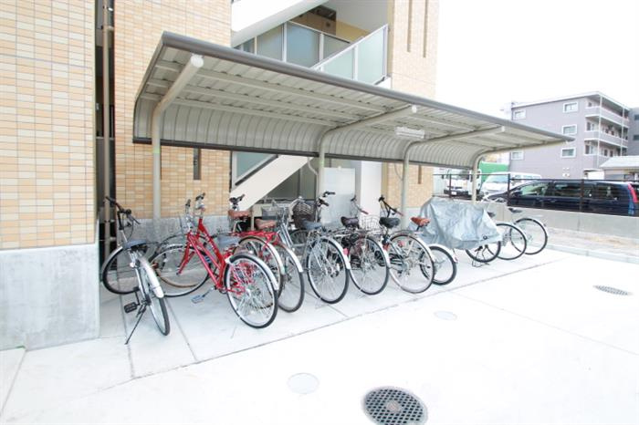 多くの自転車を置ける広めの駐輪場です！無料で使用可能！
