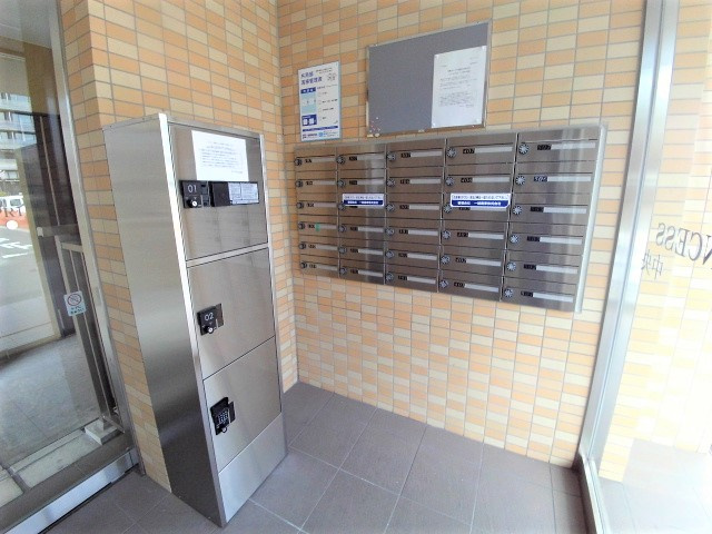 定期清掃で共用部がいつも綺麗！宅配ボックスつき