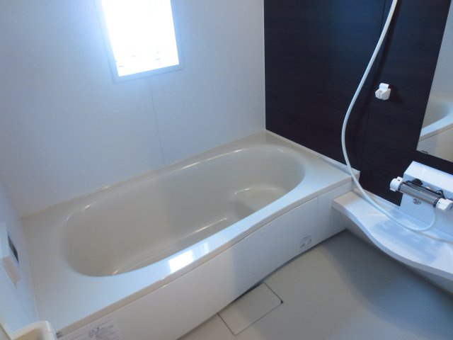 Ｅｓｐｏｉｒ（エスポワール）【浴室】窓付の広い浴室です。足も伸ばせてゆっくりくつろげます。