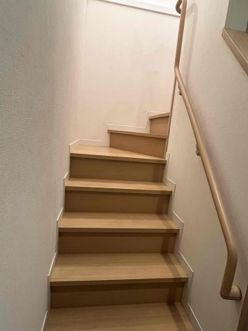 Ｅｓｐｏｉｒ（エスポワール）【内装】リビングへ向かう階段です。