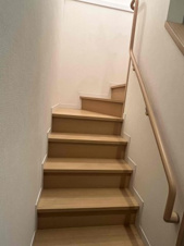 Ｅｓｐｏｉｒ（エスポワール）【内装】リビングへ向かう階段です。