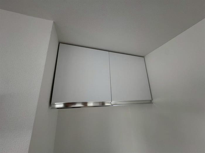洗濯上に収納あり