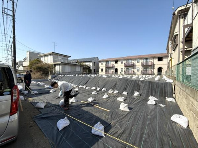 広々とした空間が広がる素晴らしい外観です。日当たりも良好で周囲の建物との調和も取れています。車の駐車スペースも十分に確保されており利便性が高いです。