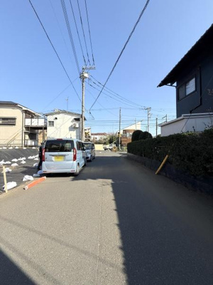 広々とした前面道路がありアクセスが便利な立地です。日当たりも良く明るい雰囲気が魅力的です。周辺には住宅が立ち並び落ち着いた環境が広がるエリアです。