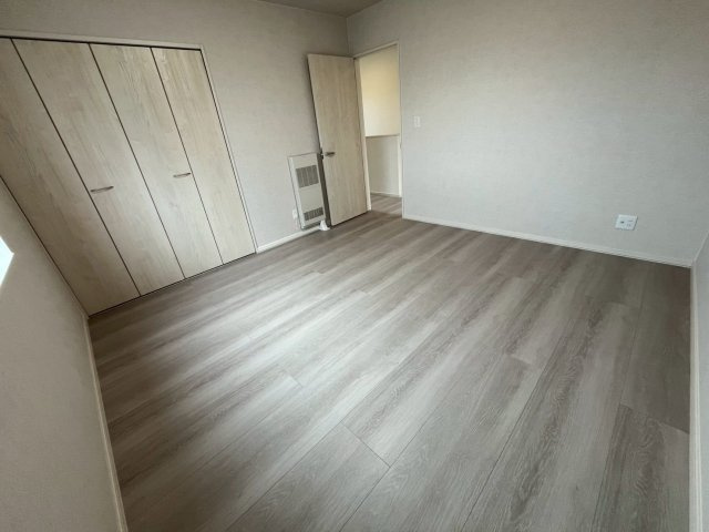 西２条南３７丁目（西）【洋室】