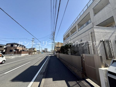 広々とした前面道路が特徴のエリアです。交通の利便性が期待できます。整った街並みで快適な生活が望めます。お出かけにも便利なロケーションです。