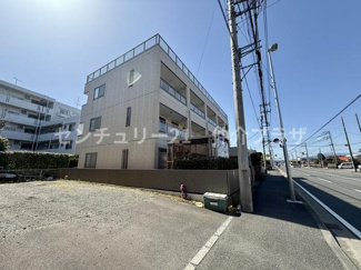 広々とした前面道路が特徴的でアクセスの良さを感じられます。日当たりも十分で明るい雰囲気です。整備された道路が快適な暮らしをサポートします。周辺環境も整っており安心して生活できます。