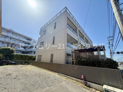 建物はシンプルなデザインで落ち着いた雰囲気が魅力です。前面道路は広く交通アクセスが良好です。周辺の環境も整っており利便性が高い立地です。