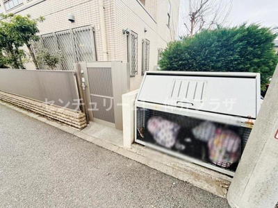 静かな住宅街に位置するしっかりした外構が魅力の一画です。プライベートを守る高いフェンスが安心感を提供します。手入れされた植栽も魅力的で心落ち着く空間を演出しています。