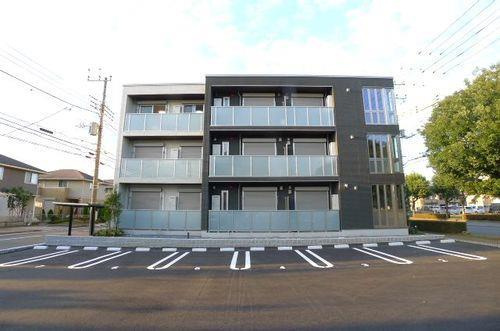 落ち着いた佇まいの3階建て建物外観♪
