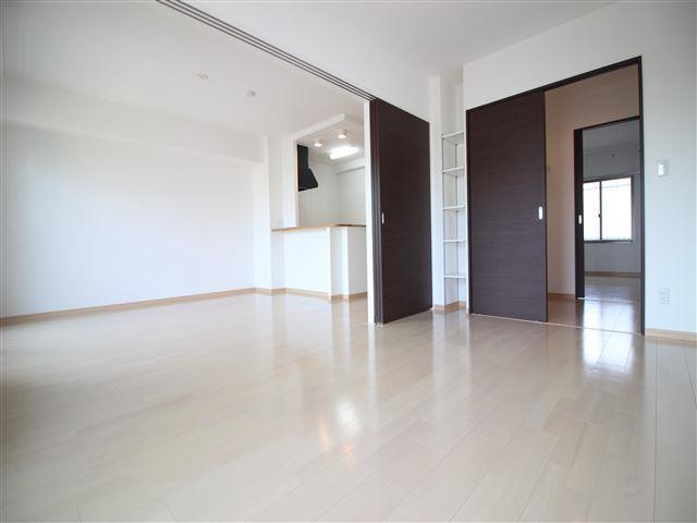 扉を開けると19.6帖の広々としたお部屋に