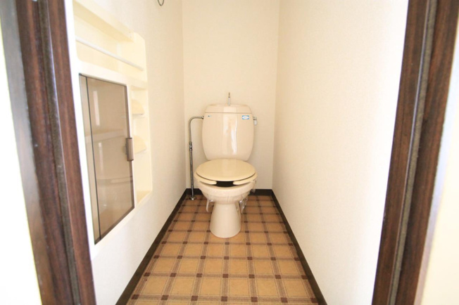 トイレにもちょっとした収納あります