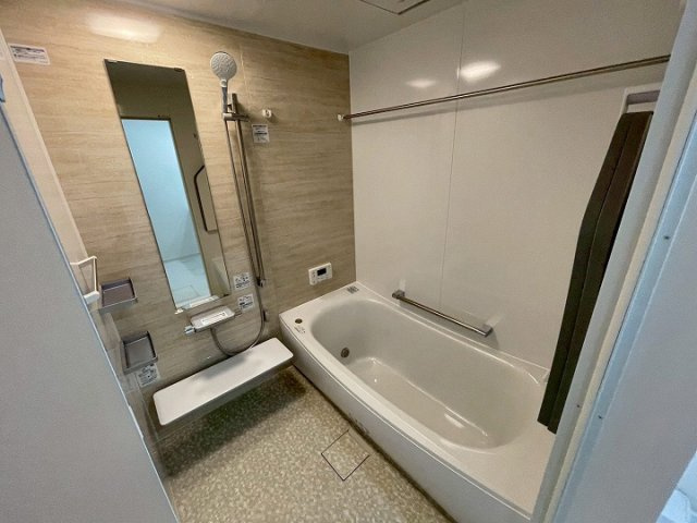 木目調のアクセントパネルが落ち着いた空間を演出するシステムバス。足を伸ばしてゆったりと寛げる浴槽に加え、雨の日の衣類乾燥や浴室の換気・カビ防止に大活躍する「浴室暖房乾燥機」を標準装備しています。