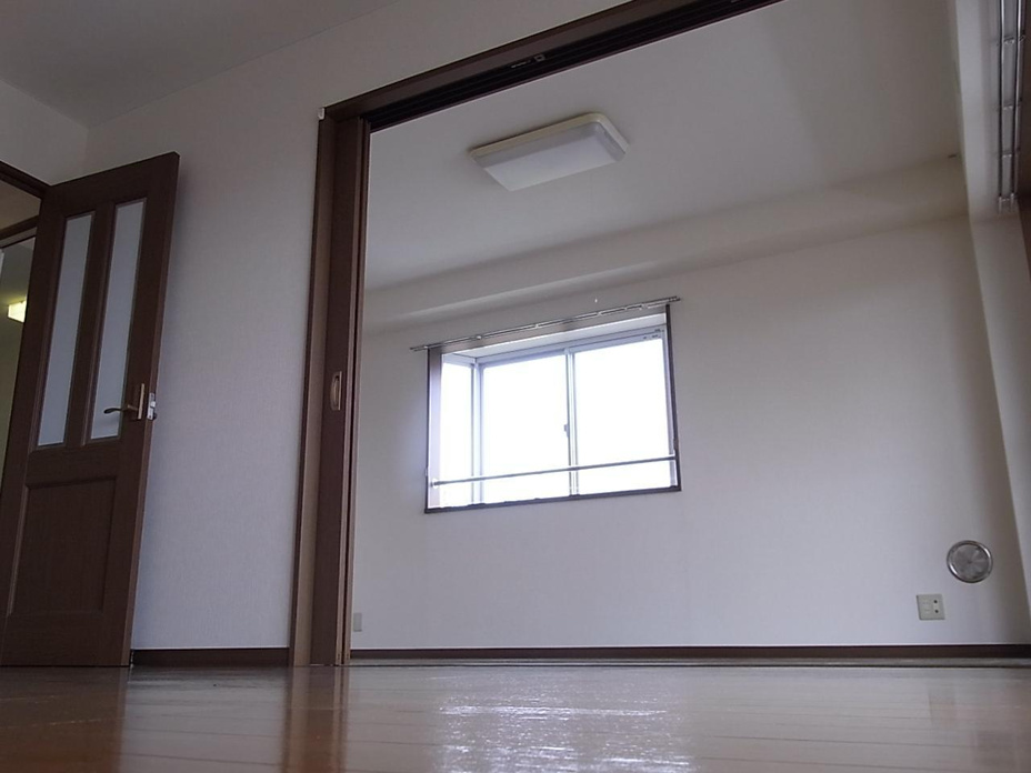 白と茶色で落ち着いた雰囲気ですね。