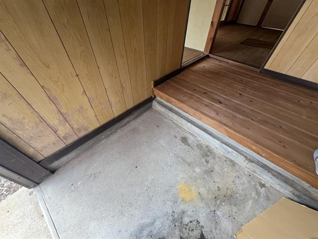 玄関入り口は広めになっております。