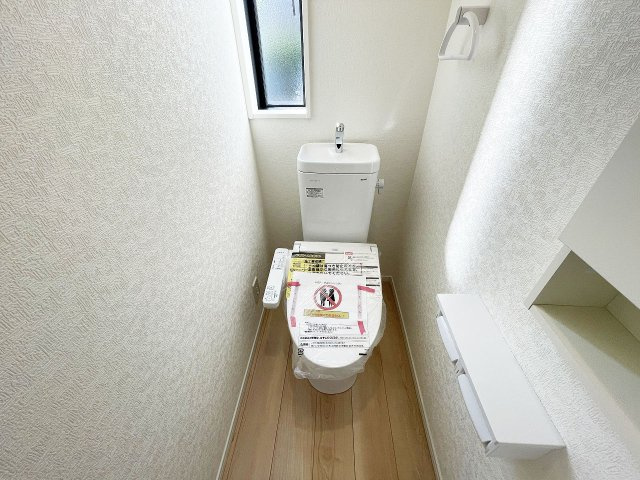 ウォシュレット付きで、窓もあり、明るく爽やかな空間です。
